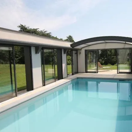 Hébergement de vacances Sleeps 8 Pool Wifi Avrillé